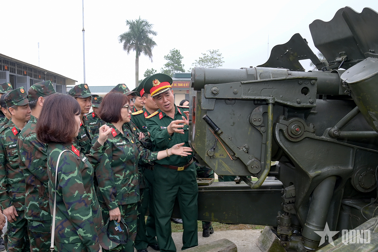 Đoàn cán bộ, học viên Học viện Chính trị tham quan, học tập thực tế tại Lữ đoàn 382 (Quân khu 1)