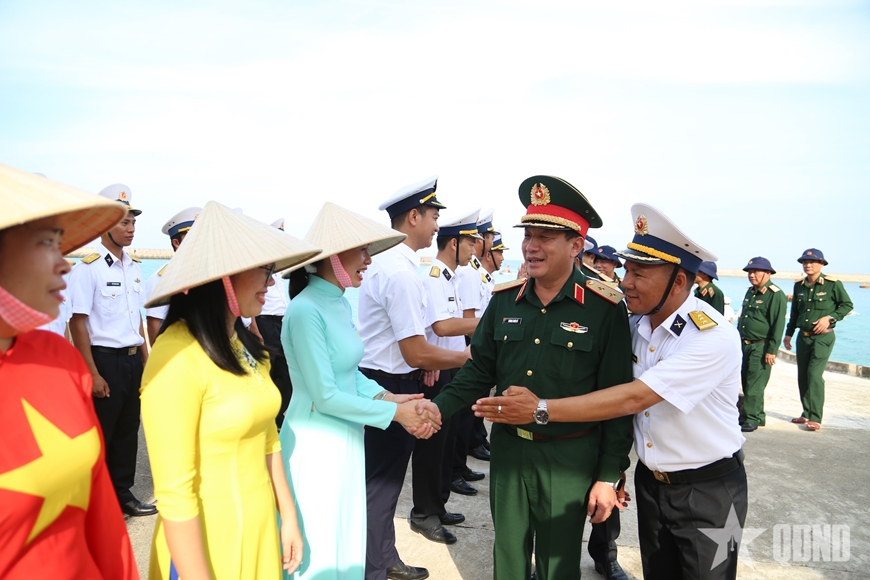 Đoàn công tác Tổng cục Chính trị thăm, kiểm tra tại quần đảo Trường Sa, Nhà giàn DK1