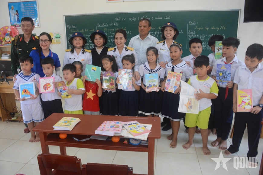 Đoàn công tác Tổng cục Chính trị thăm, kiểm tra tại quần đảo Trường Sa, Nhà giàn DK1