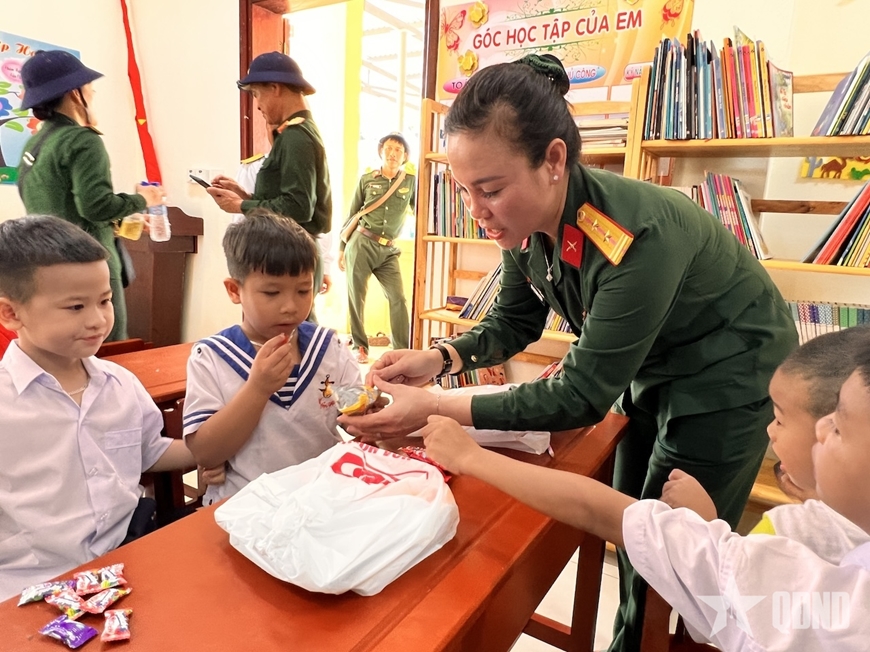 Đoàn công tác Tổng cục Chính trị thăm, kiểm tra tại quần đảo Trường Sa, Nhà giàn DK1