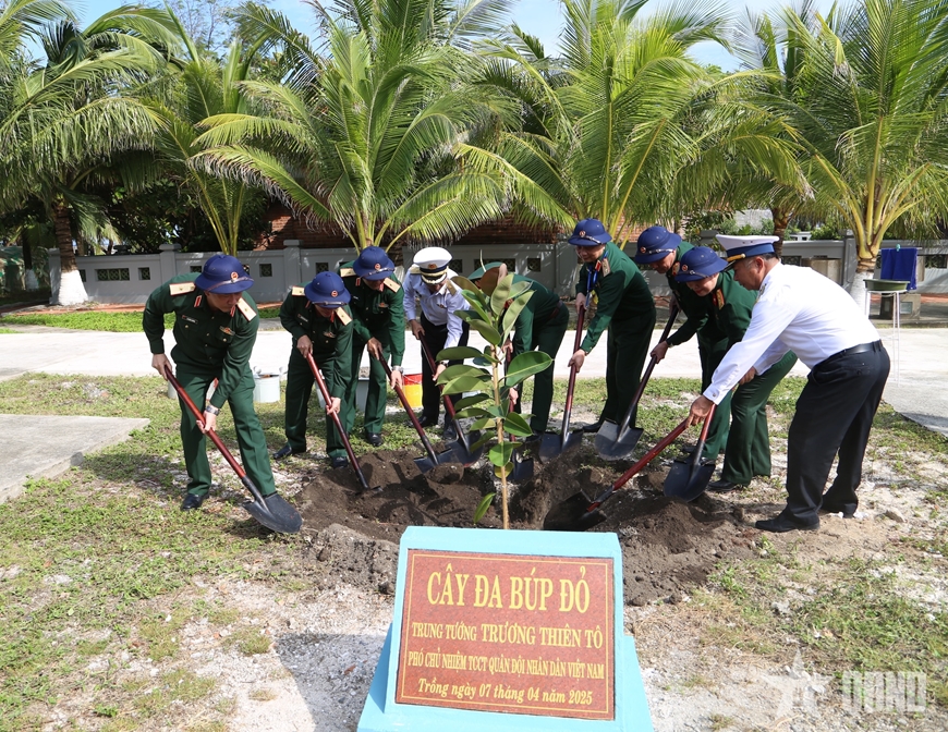 Đoàn công tác Tổng cục Chính trị thăm, kiểm tra tại quần đảo Trường Sa, Nhà giàn DK1
