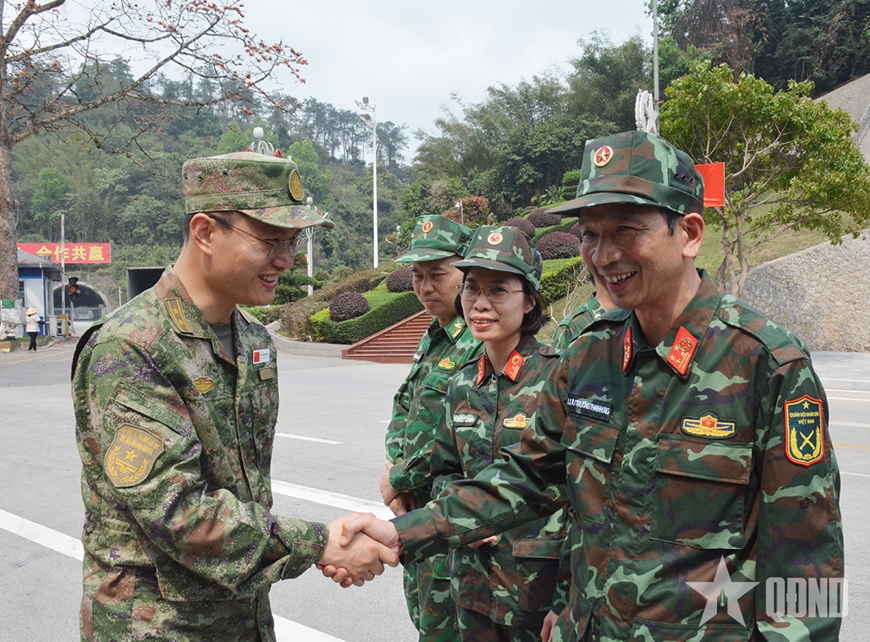 Đón đoàn Quân y Trung Quốc sang khám chữa bệnh tại Việt Nam