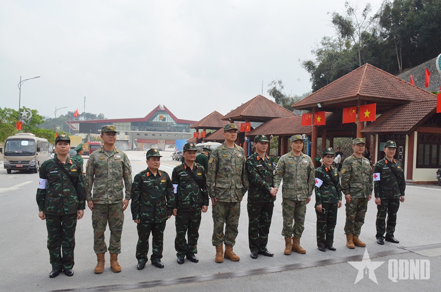 Đón đoàn Quân y Trung Quốc sang khám chữa bệnh tại Việt Nam