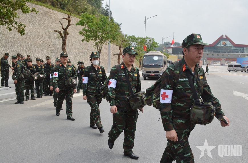 Đón đoàn Quân y Trung Quốc sang khám chữa bệnh tại Việt Nam