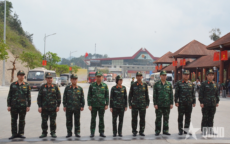 Đón đoàn Quân y Trung Quốc sang khám chữa bệnh tại Việt Nam