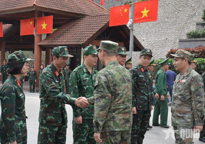 Đón đoàn Quân y Trung Quốc sang khám chữa bệnh tại Việt Nam