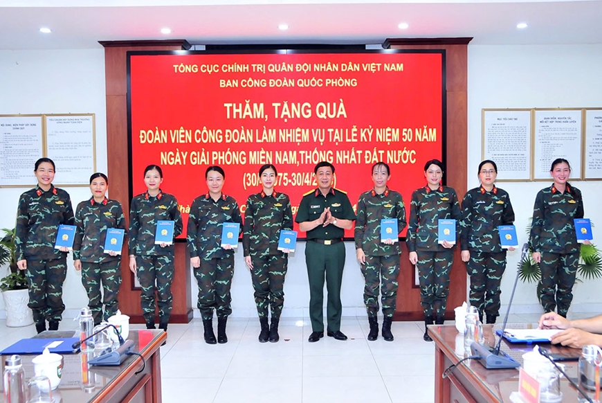 Động viên và tặng quà đại diện khối nữ chiến sĩ biệt động Sài Gòn tham gia diễu binh, diễu hành