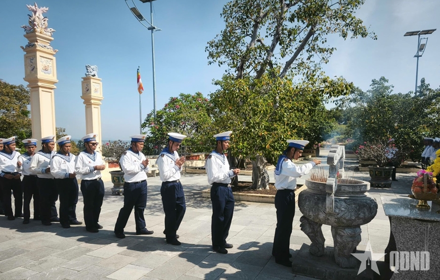 Trung tâm Huấn luyện Vùng 4 Hải quân tổ chức tham quan cho chiến sĩ mới Trung tâm Huấn luyện Vùng 4 Hải quân tổ chức tham quan cho chiến sĩ mới