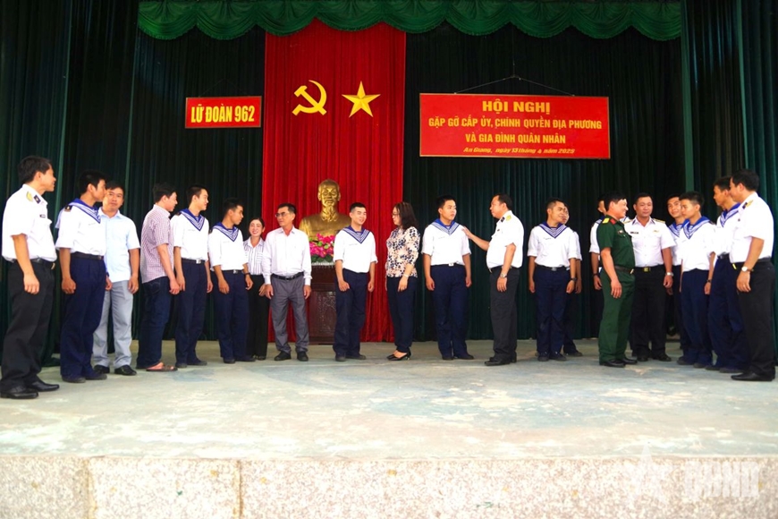 Lữ đoàn 962 gặp gỡ cấp ủy, chính quyền địa phương và gia đình quân nhân năm 2025