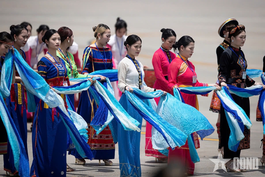 Tổng Bí thư, Chủ tịch Trung Quốc Tập Cận Bình tới Hà Nội, bắt đầu thăm cấp Nhà nước đến Việt Nam