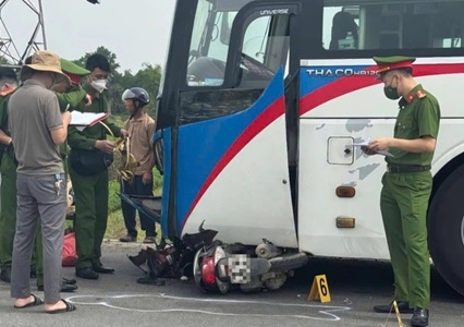 Ô tô khách va chạm với xe máy khiến 2 người tử vong