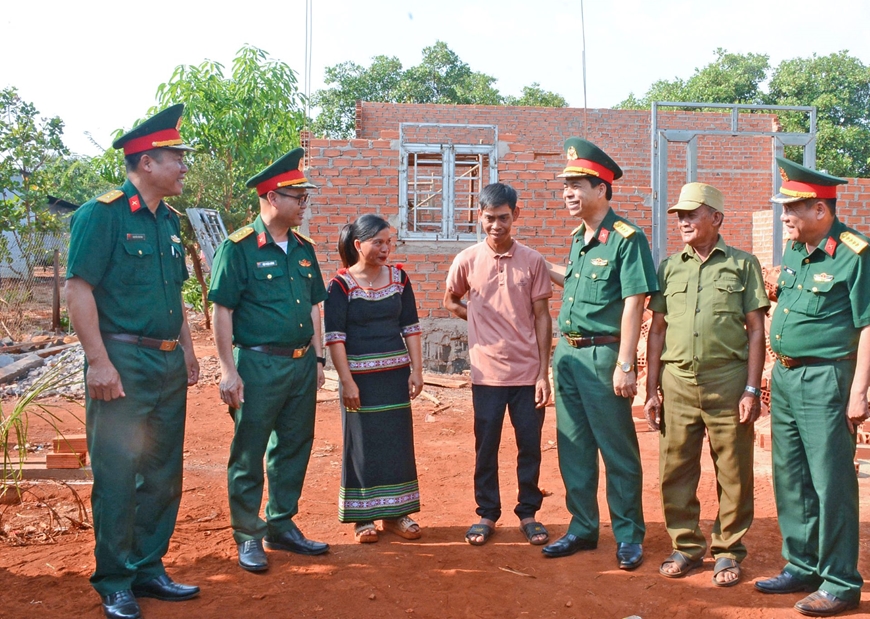 Lãnh đạo Binh đoàn 15 và Công ty 74 thăm hỏi, động viên hộ gia đình ở huyện Ia Grai (tỉnh Gia Lai) được xóa nhà tạm, nhà dột nát.