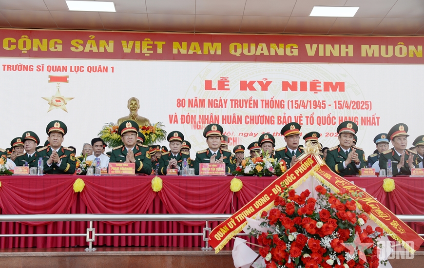 Trường Sĩ quan Lục quân 1 đón nhận Huân chương Bảo vệ Tổ quốc hạng Nhất