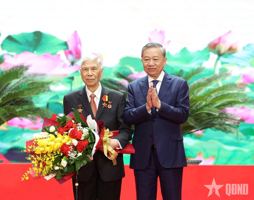 Tổng Bí thư Tô Lâm gặp mặt cán bộ lão thành cách mạng, người có công, gia đình chính sách tiêu biểu khu vực miền Bắc