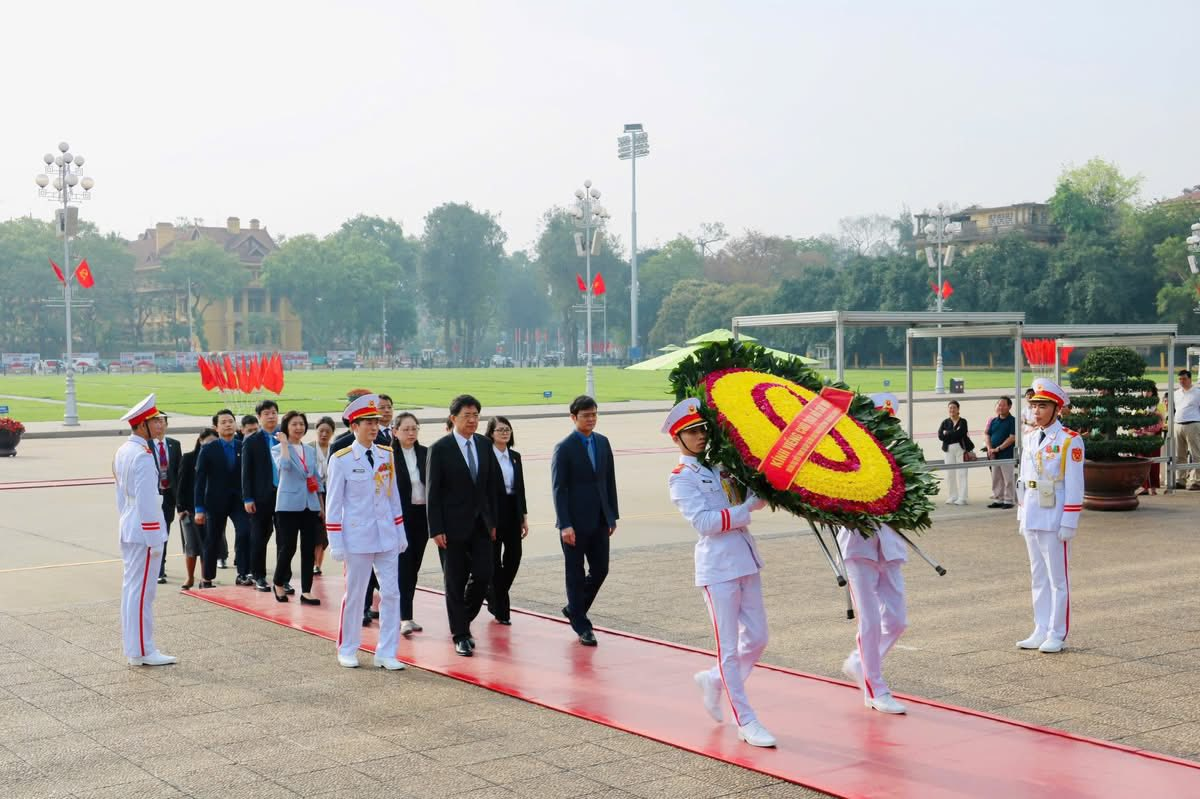 Đoàn đại biểu cấp cao Trung ương Đoàn TNCS Trung Quốc vào Lăng viếng Chủ tịch Hồ Chí Minh