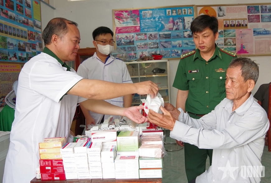 Bộ Y tế đề xuất chế độ phụ cấp đặc thù với nhân viên y tế bao gồm cả sĩ quan, quân nhân chuyên nghiệp