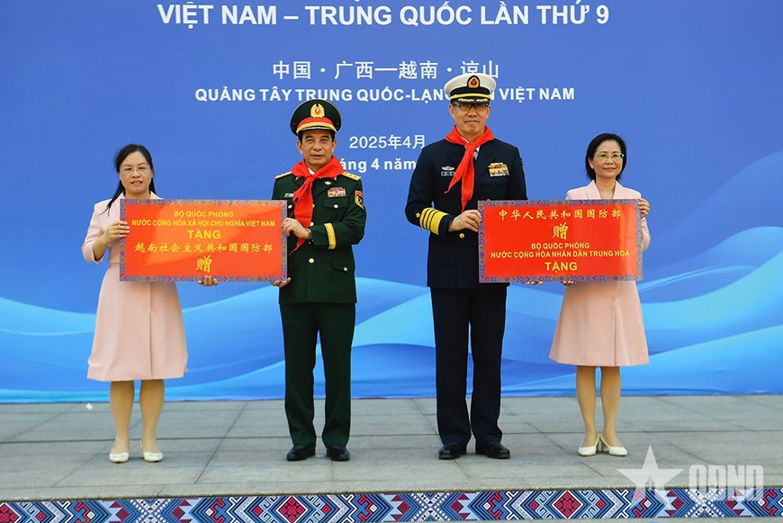 Bộ trưởng Phan Văn Giang và Bộ trưởng Đổng Quân thăm Trường Tiểu học số 4