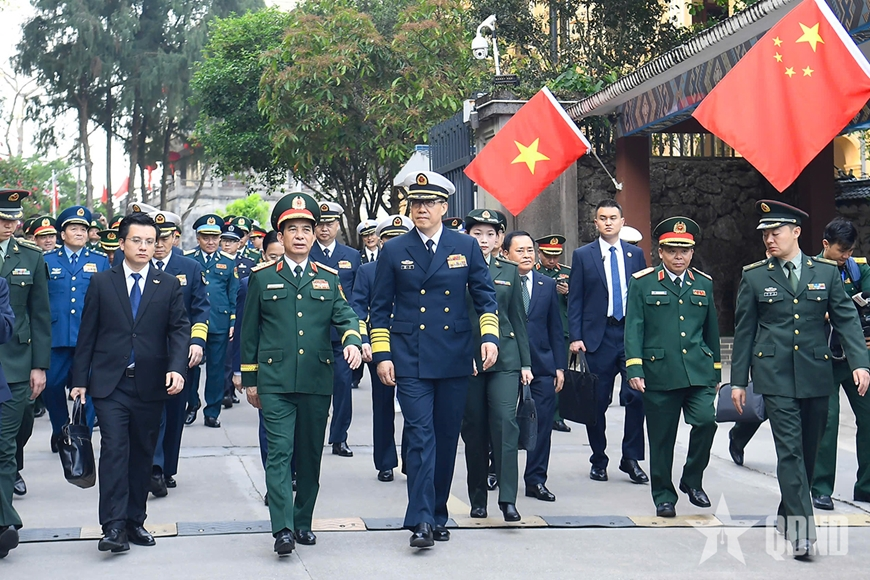Hai Bộ trưởng Bộ Quốc phòng Việt Nam và Trung Quốc tham quan khu vực Cửa khẩu Hữu Nghị Quan