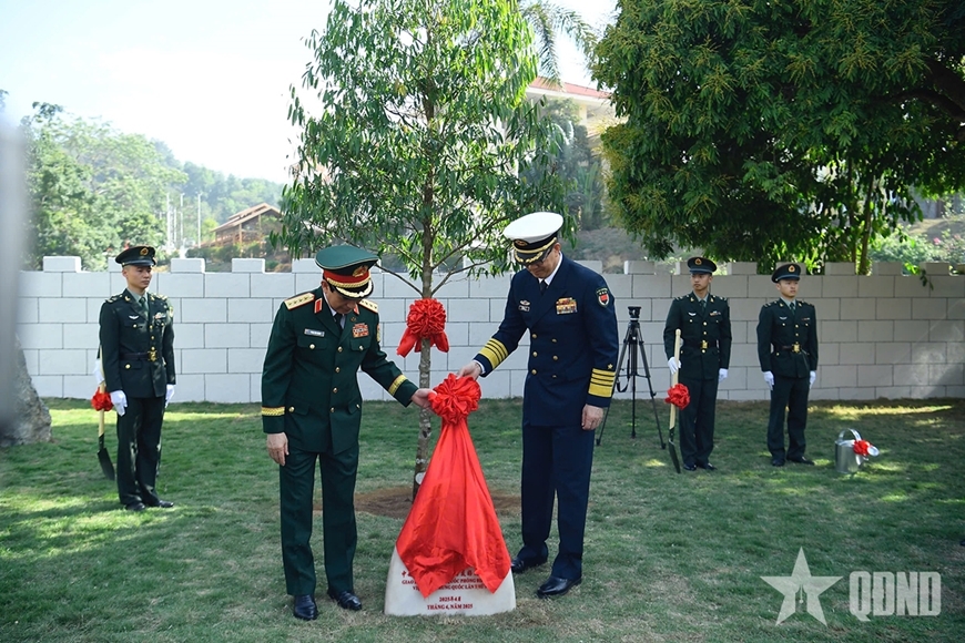Hai Bộ trưởng Bộ Quốc phòng Việt Nam và Trung Quốc tham quan khu vực Cửa khẩu Hữu Nghị Quan