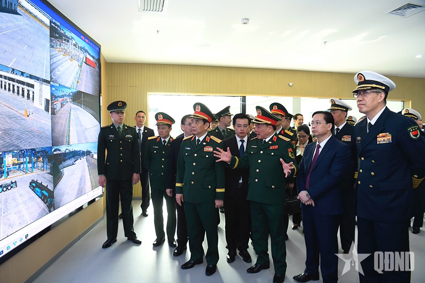 Hai Bộ trưởng Bộ Quốc phòng Việt Nam và Trung Quốc tham quan khu vực Cửa khẩu Hữu Nghị Quan