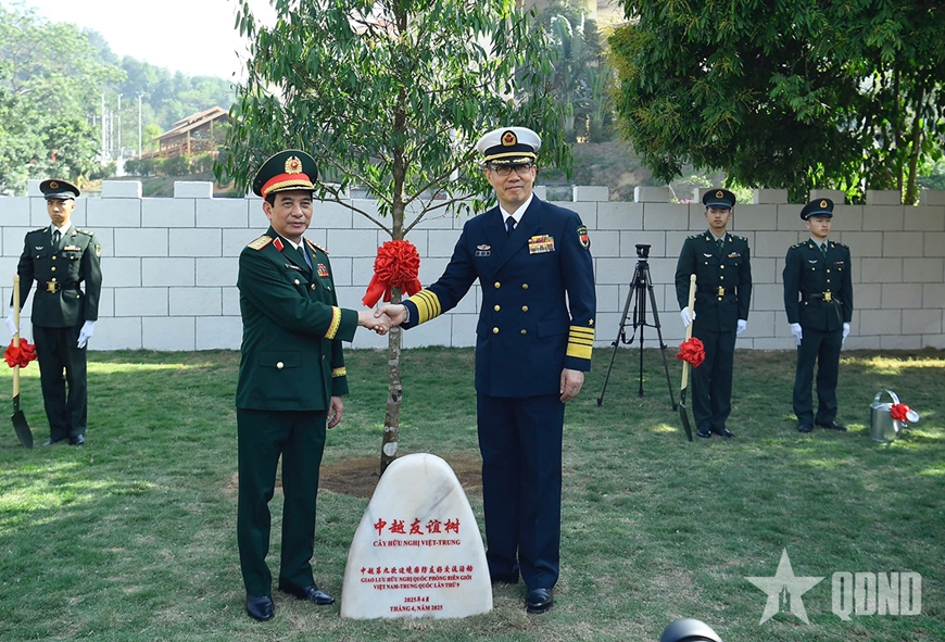 Hai Bộ trưởng Bộ Quốc phòng Việt Nam và Trung Quốc tham quan khu vực Cửa khẩu Hữu Nghị Quan