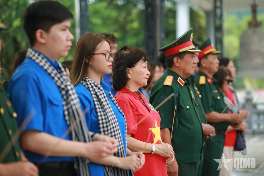 Thắp lửa tri ân