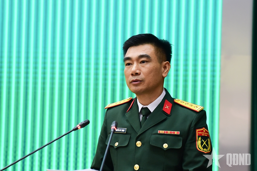  Đại tá Nguyễn Duy Thành, lớp trưởng lớp B02 phát biểu.