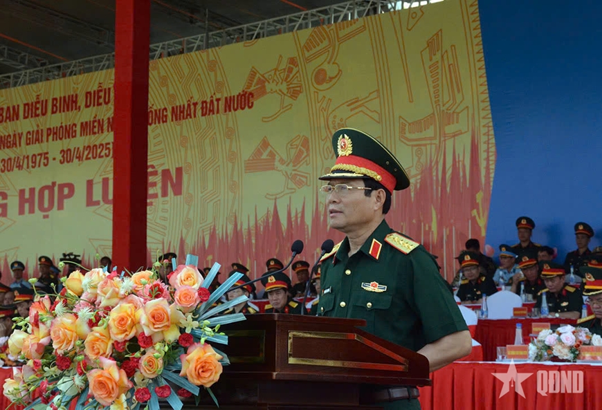 Đại tướng Nguyễn Tân Cương phát biểu nhận xét buổi tổng hợp luyện. 