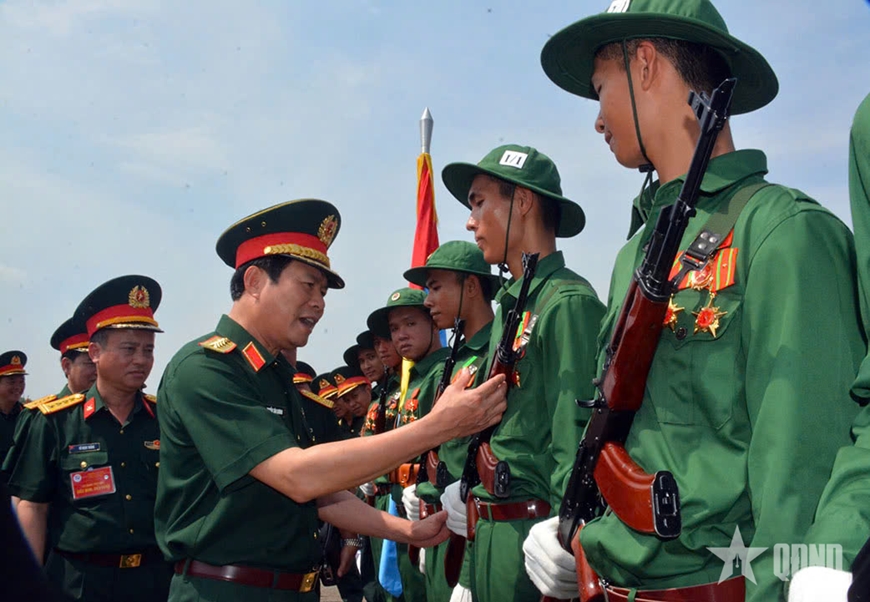 Đại tướng Nguyễn Tân Cương kiểm tra, động viên các chiến sĩ tham gia diễu binh, diễu hành.