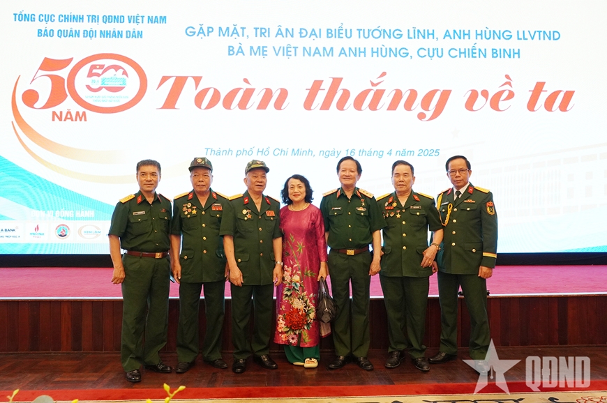 Các đại biểu chụp ảnh lưu niệm trước khi vào chương trình. 