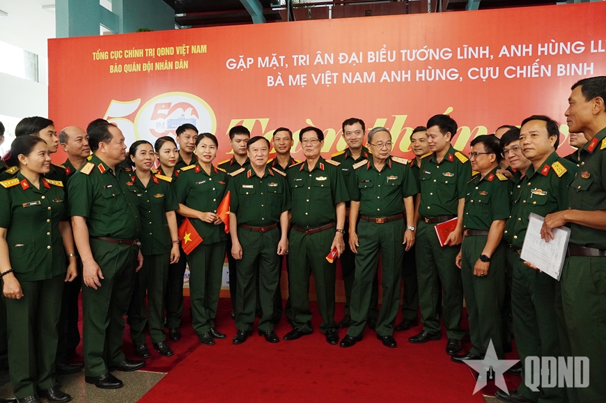 Các đại biểu trao đổi bên lề chương trình.