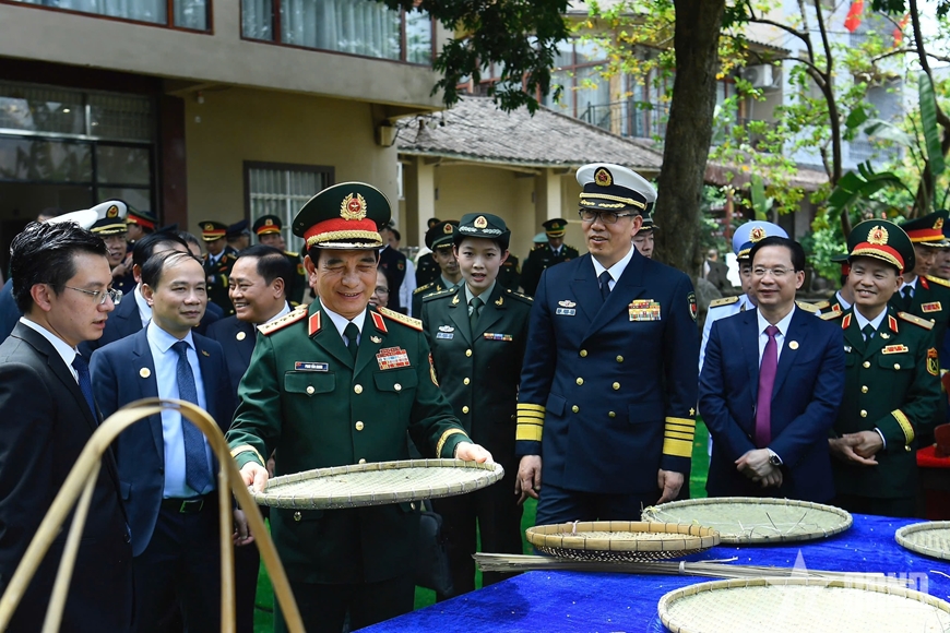 Bộ trưởng Bộ Quốc phòng Việt Nam và Trung Quốc tham quan thôn kiểu mẫu Chu Liên
