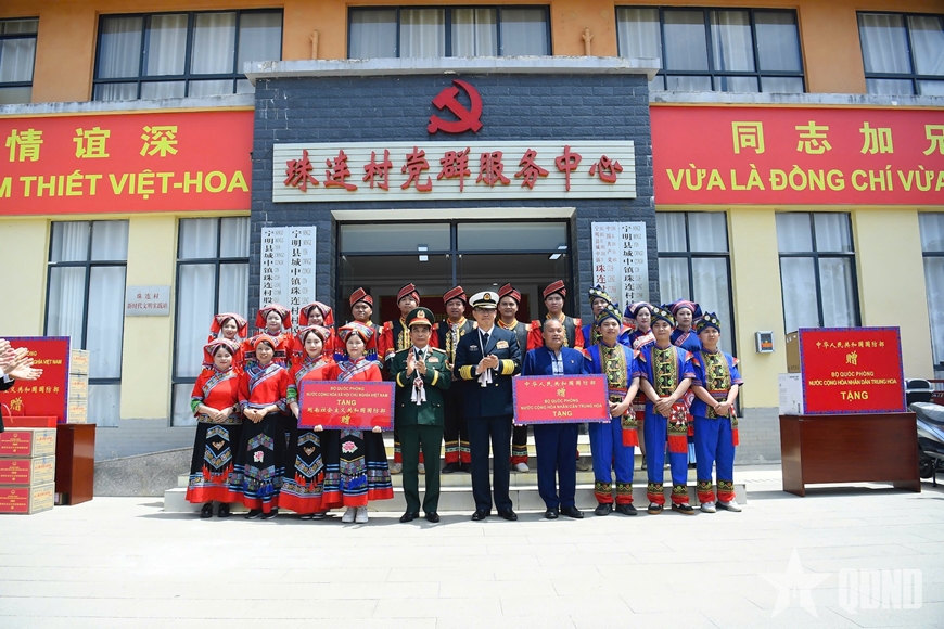 Bộ trưởng Bộ Quốc phòng Việt Nam và Trung Quốc tham quan thôn kiểu mẫu Chu Liên