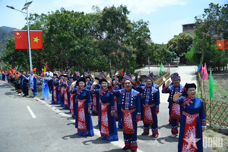 Bộ trưởng Bộ Quốc phòng Việt Nam và Trung Quốc tham quan thôn kiểu mẫu Chu Liên