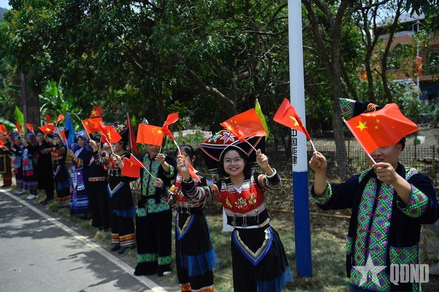 Bộ trưởng Bộ Quốc phòng Việt Nam và Trung Quốc tham quan thôn kiểu mẫu Chu Liên