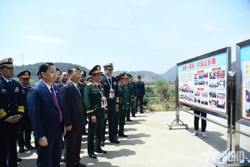 Bộ trưởng Bộ Quốc phòng Việt Nam và Trung Quốc tham quan thôn kiểu mẫu Chu Liên