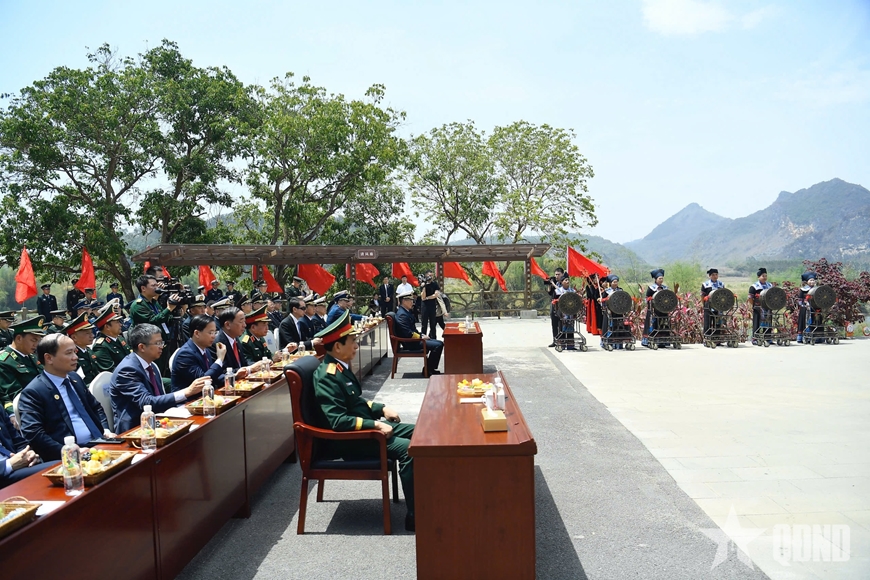 Bộ trưởng Bộ Quốc phòng Việt Nam và Trung Quốc tham quan thôn kiểu mẫu Chu Liên