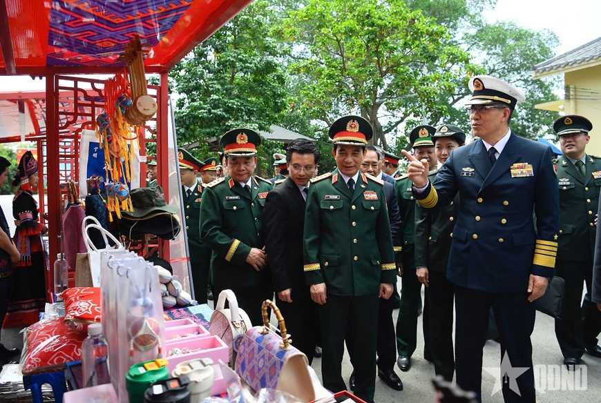 Bộ trưởng Bộ Quốc phòng Việt Nam và Trung Quốc tham quan thôn kiểu mẫu Chu Liên