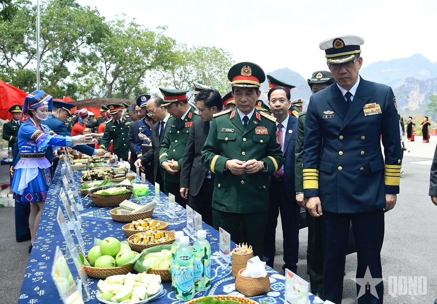 Bộ trưởng Bộ Quốc phòng Việt Nam và Trung Quốc tham quan thôn kiểu mẫu Chu Liên