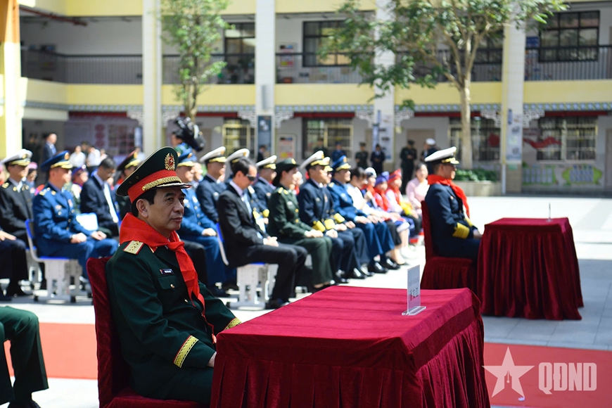 Bộ trưởng Phan Văn Giang và Bộ trưởng Đổng Quân thăm Trường Tiểu học số 4