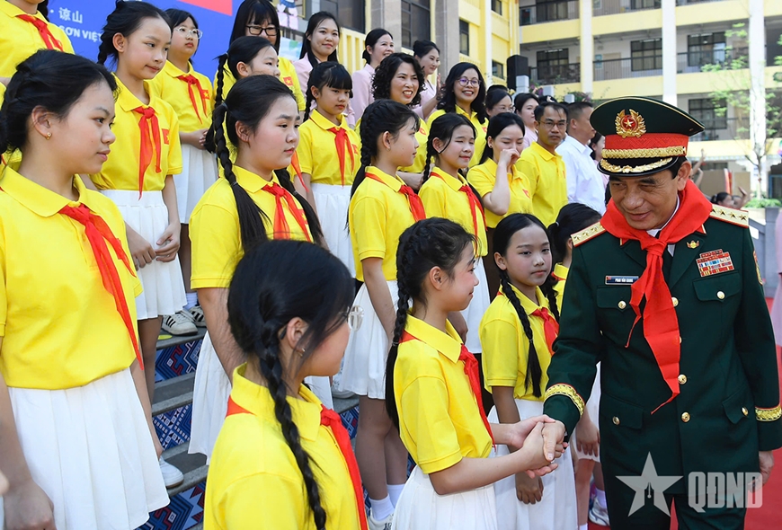 Bộ trưởng Phan Văn Giang và Bộ trưởng Đổng Quân thăm Trường Tiểu học số 4