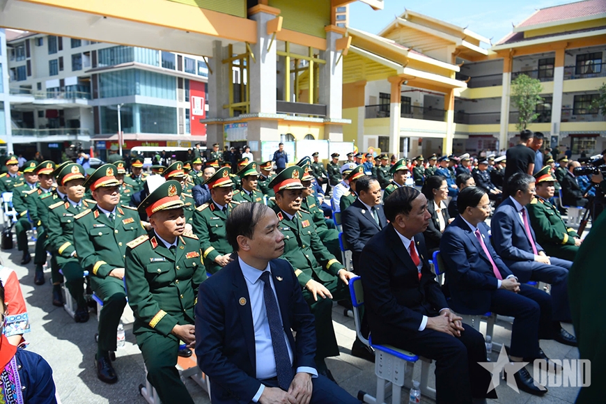 Bộ trưởng Phan Văn Giang và Bộ trưởng Đổng Quân thăm Trường Tiểu học số 4
