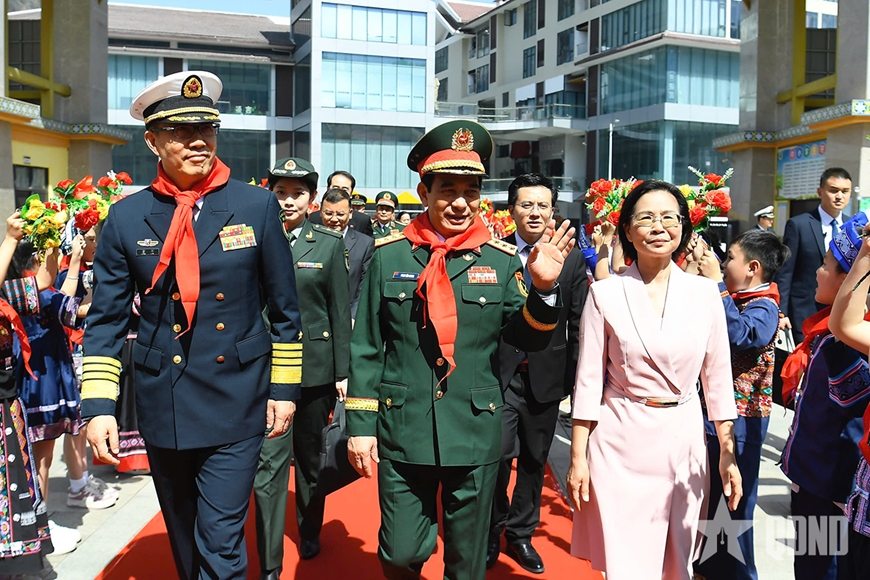 Bộ trưởng Phan Văn Giang và Bộ trưởng Đổng Quân thăm Trường Tiểu học số 4