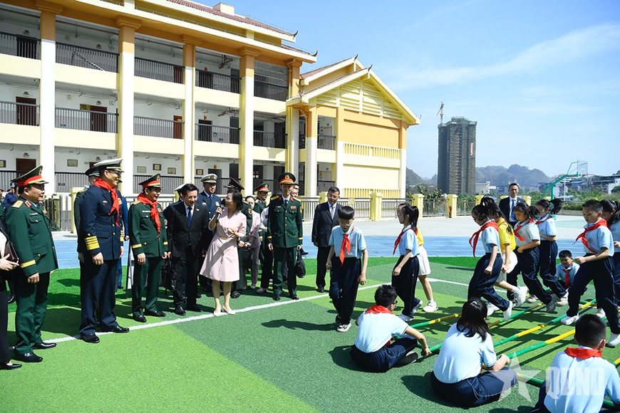 Bộ trưởng Phan Văn Giang và Bộ trưởng Đổng Quân thăm Trường Tiểu học số 4