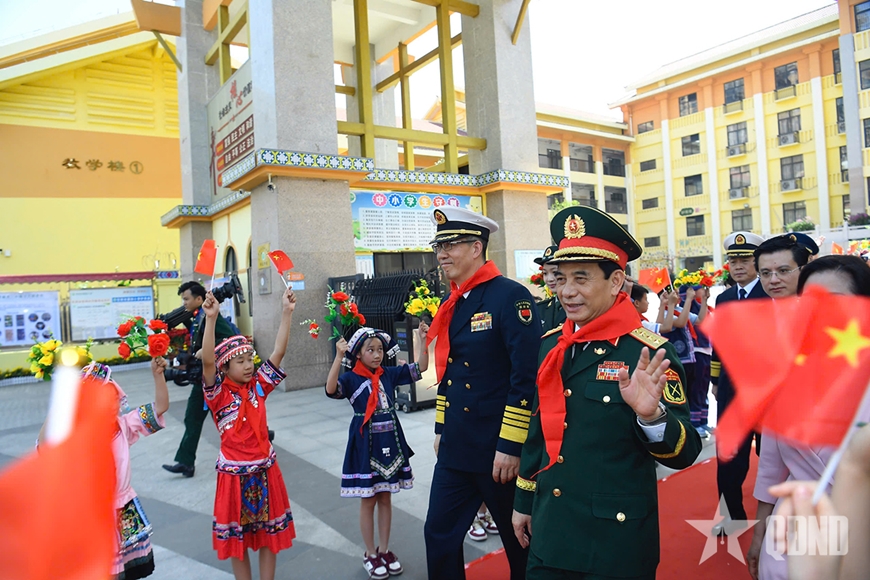 Bộ trưởng Phan Văn Giang và Bộ trưởng Đổng Quân thăm Trường Tiểu học số 4