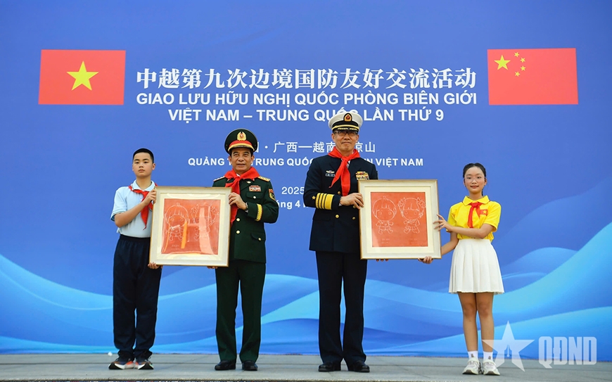 Bộ trưởng Phan Văn Giang và Bộ trưởng Đổng Quân thăm Trường Tiểu học số 4