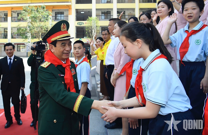 Bộ trưởng Phan Văn Giang và Bộ trưởng Đổng Quân thăm Trường Tiểu học số 4