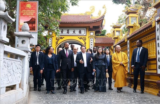Thủ tướng Phạm Minh Chính cùng Thủ tướng Ethiopia Abiy Ahmed Ali thăm chùa Trấn Quốc