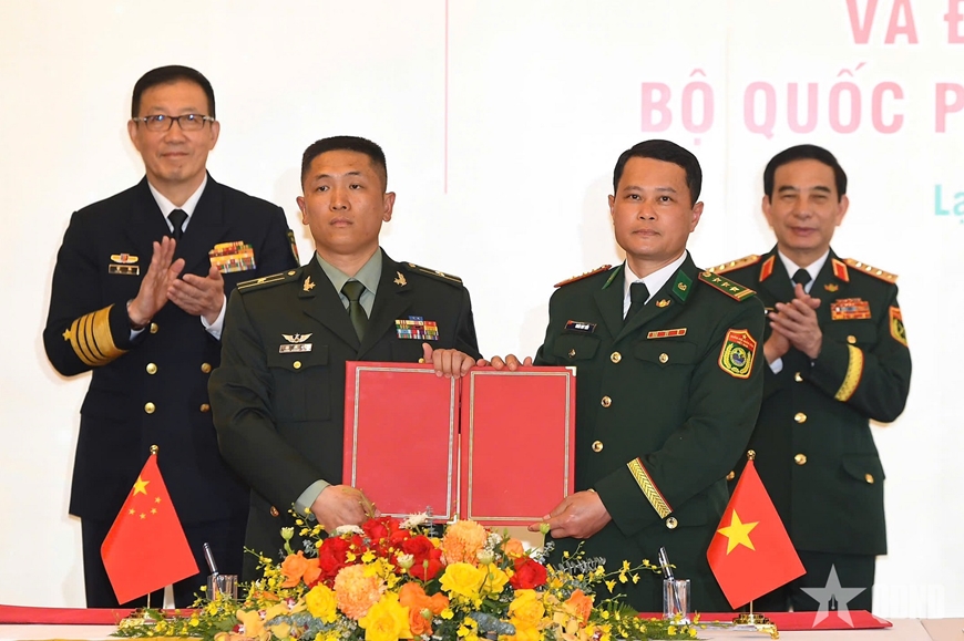Bộ trưởng Phan Văn Giang hội đàm với Bộ trưởng Đổng Quân