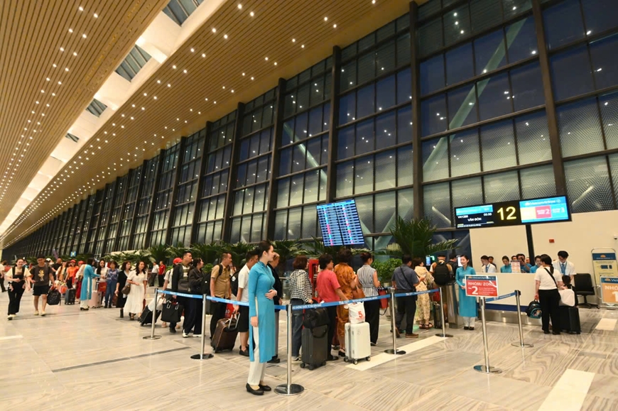 Nhà ga T3 sân bay Tân Sơn Nhất khai thác chuyến bay thương mai đầu tiên
